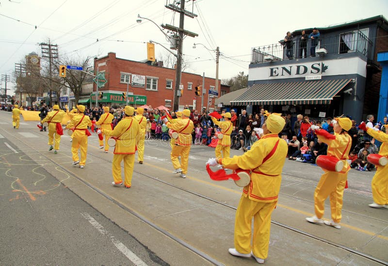 Falun Gong photo stock éditorial. Image du marcher, foule 24424498