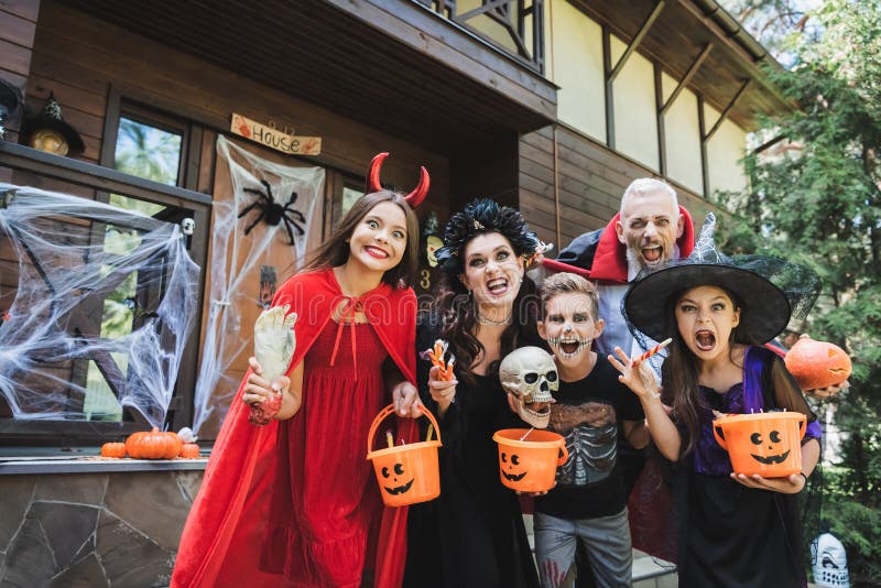 Família Assustadora Em Fantasias De Halloween Gritando Imagem de Stock -  Imagem de feriado, filho: 230395547