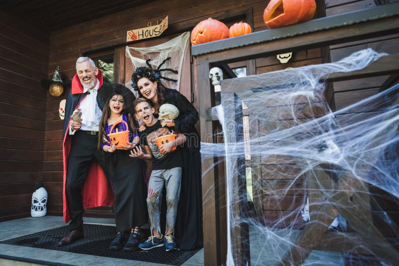 Família Assustadora Em Fantasias De Halloween Gritando Imagem de Stock -  Imagem de feriado, filho: 230395547