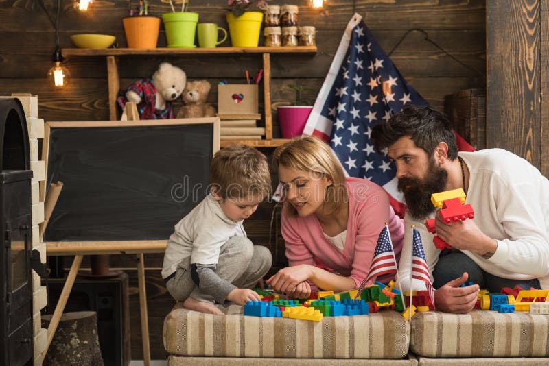 Família Americana Feliz Que Joga Com Construtor Em Casa Mãe E Pai Que  Ajudam a Construir a Construção Com Tijolos Imagem de Stock - Imagem de  menino, lazer: 132681749