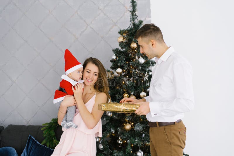 imagem de família feliz comemorando o natal 1249961 Foto de stock no  Vecteezy