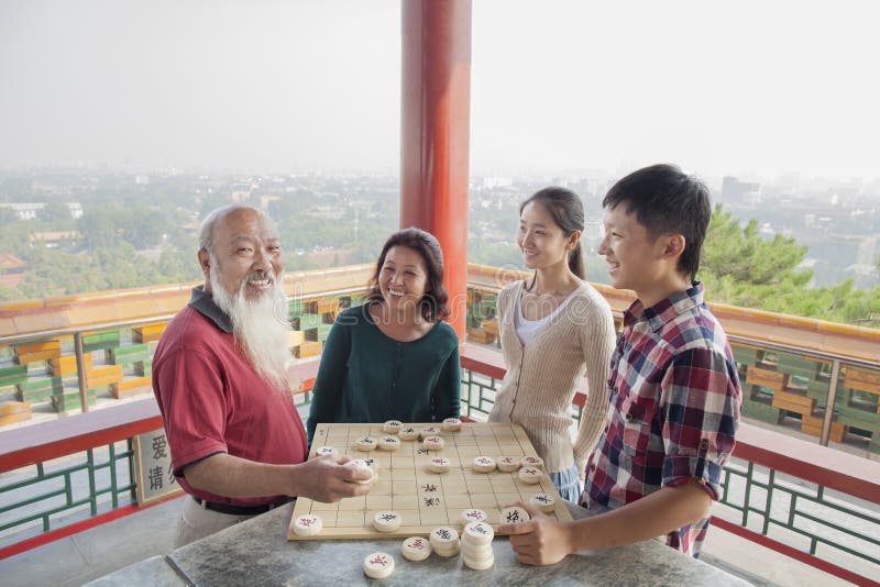 família jogando xadrez chinês (xiang qi) 903222 Foto de stock no Vecteezy