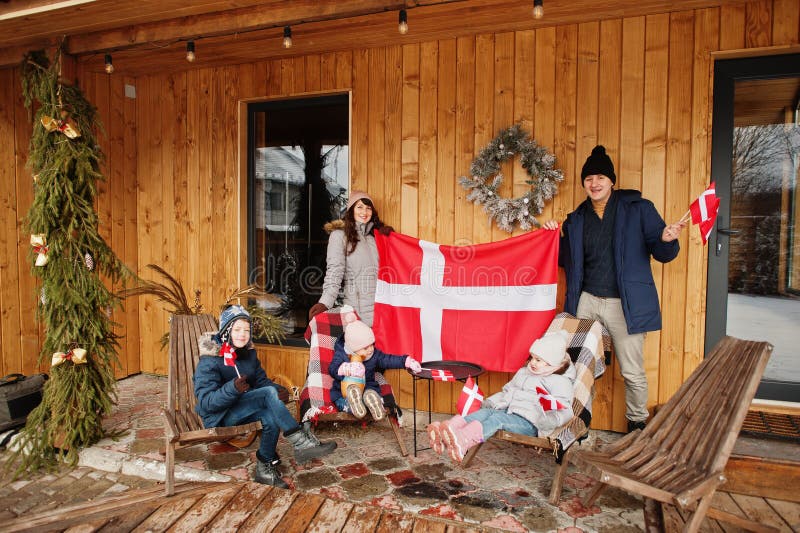 Família Com Bandeiras Da Dinamarca Ao Ar Livre No Inverno. Viaje