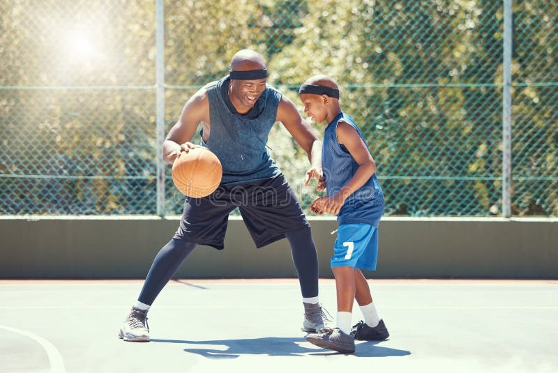 Criança de lesão no joelho de basquete com o pai colocou band-aid