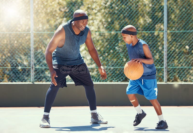 Criança de lesão no joelho de basquete com o pai colocou band-aid