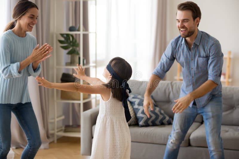 Pais De Travamento Da Menina De Olhos Vendados Que Jogam O Jogo Do  Esconde-esconde Foto de Stock - Imagem de amor, movimento: 143988726