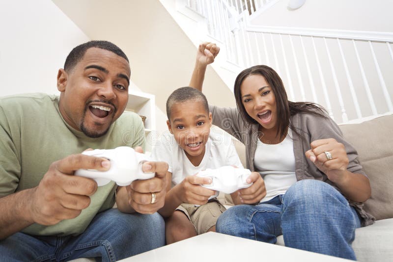 Família Afro-americana De Três Assistindo TV E Torcendo Jogos De Basquete  No Sofá Em Casa Foto de Stock - Imagem de feliz, basquete: 198337874