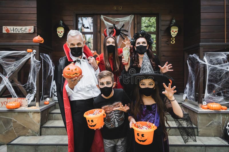 Família Assustadora Em Fantasias De Halloween Gritando Imagem de Stock -  Imagem de feriado, filho: 230395547