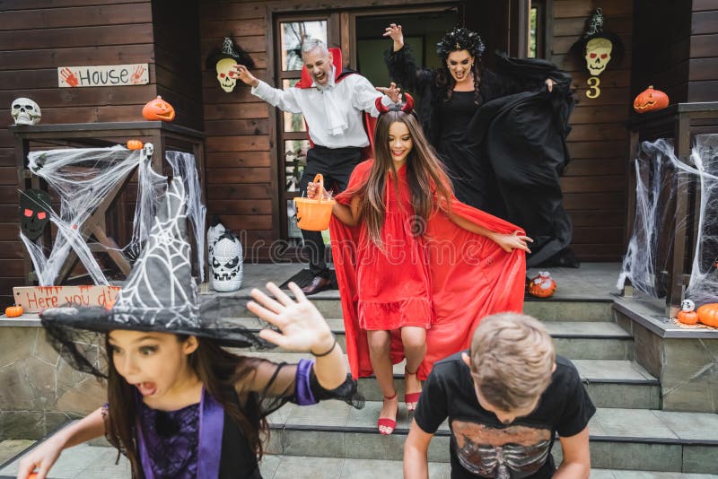 Família Assustadora Em Fantasias De Halloween Gritando Imagem de Stock -  Imagem de feriado, filho: 230395547