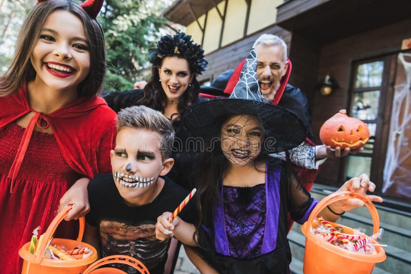 Família Assustadora Em Fantasias De Halloween Gritando Imagem de Stock -  Imagem de feriado, filho: 230395547