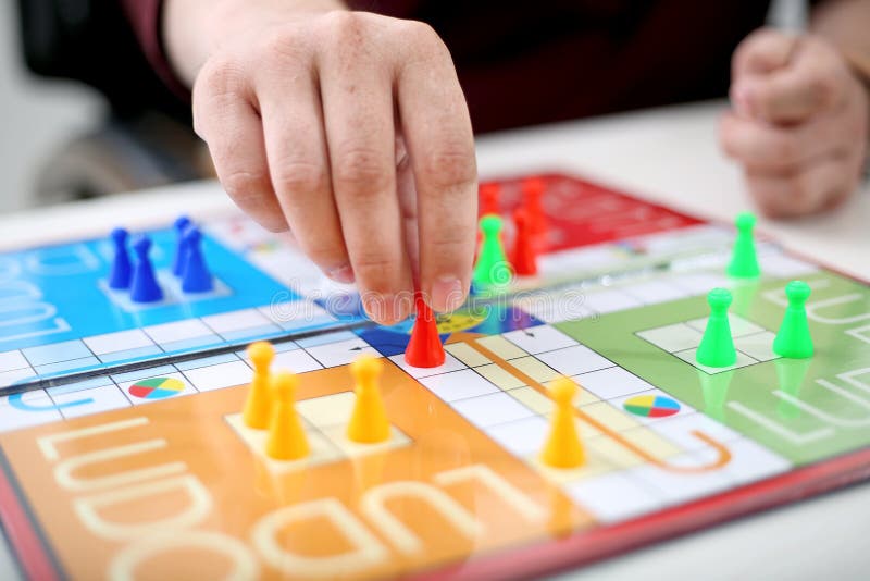 A Família Está Jogando O Jogo De Ludo No Telefone Imagem Do Jogo De Mesa De  Ludo Imagem de Stock Editorial - Imagem de jogo, jogos: 127188044