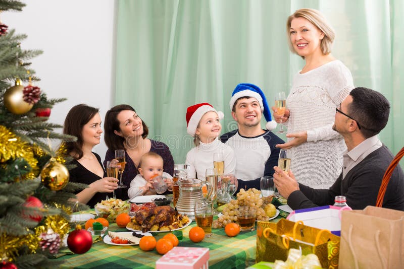 imagem de família feliz comemorando o natal 1249961 Foto de stock no  Vecteezy