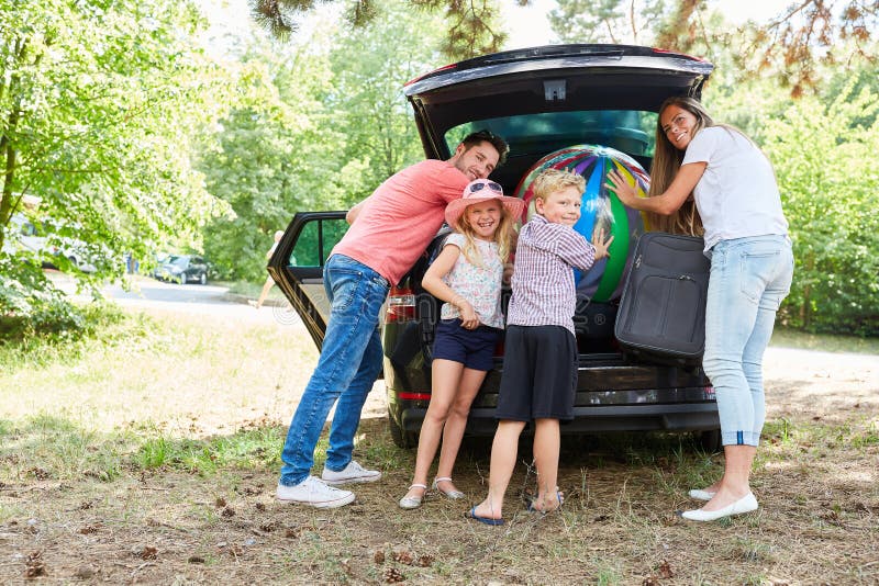 Retrato Em Família Cheia Com Crianças Pequenas Coloca Malas De Bagagem No  Carro Sorrindo Juntos Antes Da Viagem Imagem de Stock - Imagem de grande,  cuidado: 209416853