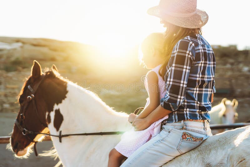 sorrindo e se divertindo. jovem em roupas jeans está com cavalo