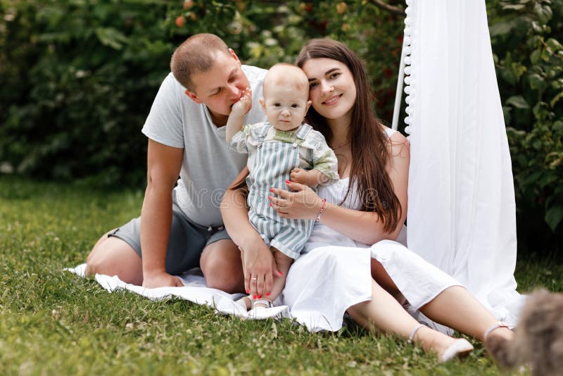 Pai Com Filhos. Pai E Crianças Felizes Passando Um Tempo Juntos