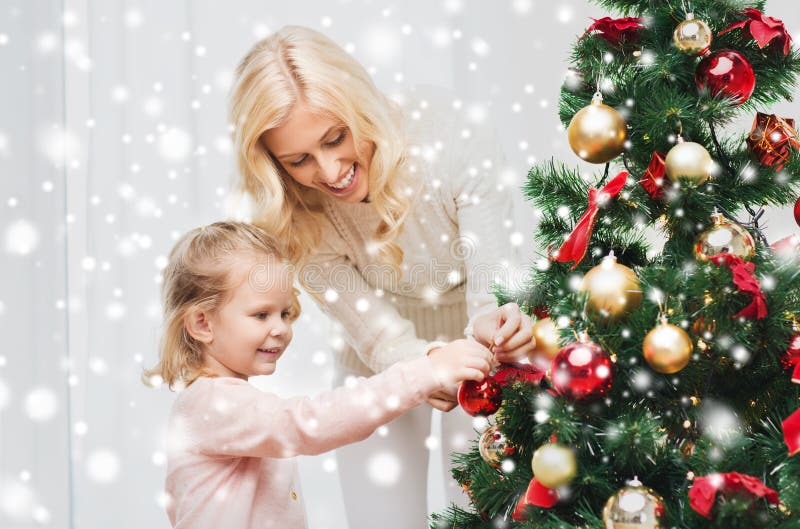 Família Feliz Que Decora A árvore De Natal Em Casa Foto de ...