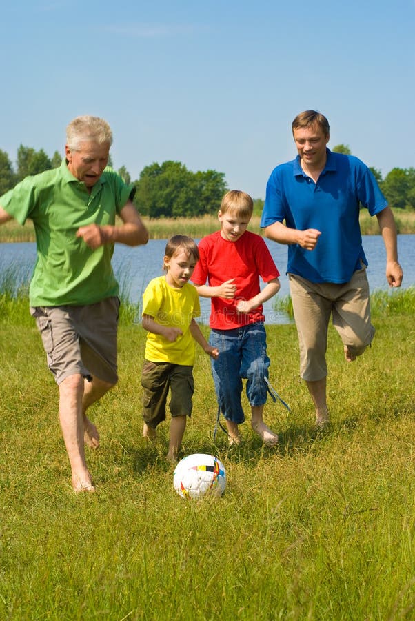 Pessoas De Idades Diferentes Jogando Futebol Imagem de Stock - Imagem de  avô, homem: 197909461