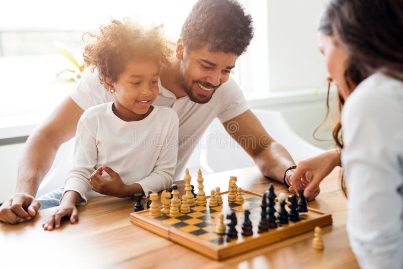 Jogando xadrez hobby intelectual figuras no tabuleiro de xadrez de madeira  pensando no próximo passo tática é saber o que fazer lógicas de  desenvolvimento aprender jogar xadrez lição de xadrez conceito de