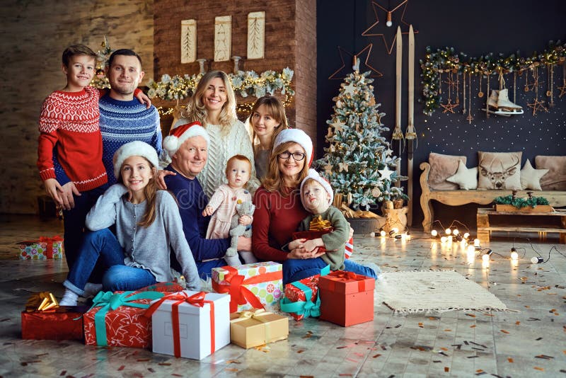 imagem de família feliz comemorando o natal 1249961 Foto de stock no  Vecteezy