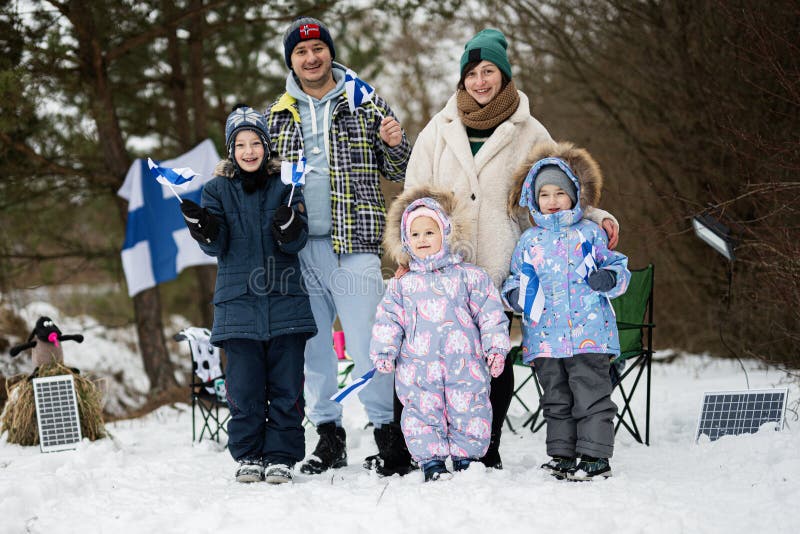Família Finlandesa Com Bandeiras Finlandesas Num Belo Dia De
