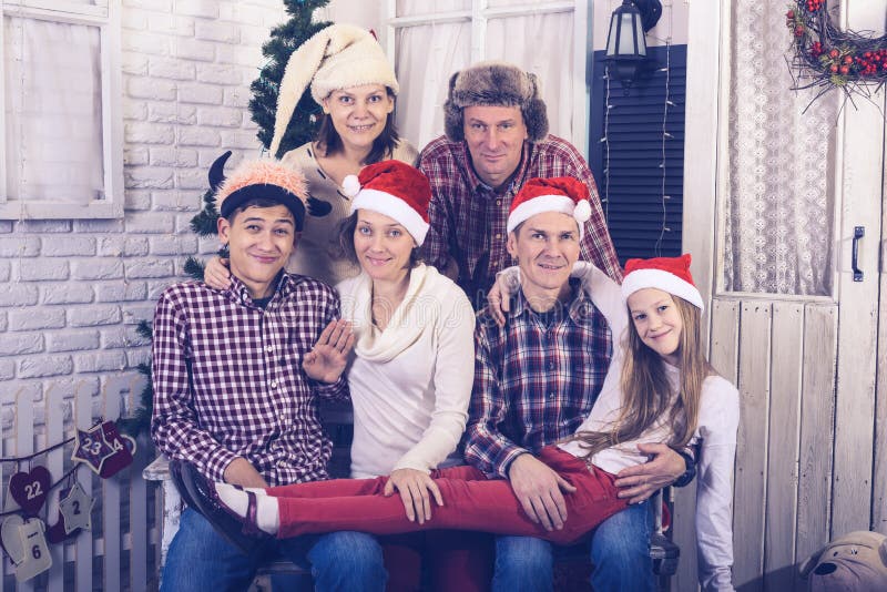 imagem de família feliz comemorando o natal 1249961 Foto de stock no  Vecteezy