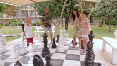 Família Joga Xadrez Com Peças Gigantes Durante As Férias De Verão No Hotel.  Video Estoque - Vídeo de batalha, filha: 276881765