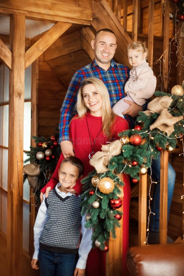 Família - Mãe, Pai, Filho E Filha Em Lindas Roupas Nas Escadas Decoradas De Natal Homem, Mulher, Rapaz E Rapariga - Irmão Imagem de Stock - Imagem de imagem, pais: 165556977 Família - Mãe, Pai, Filho E Filha Em Lindas Roupas Nas Escadas Decoradas De Natal Homem, Mulher, Rapaz E Rapariga - Irmão Imagem de Stock - Imagem de imagem, pais: 165556977