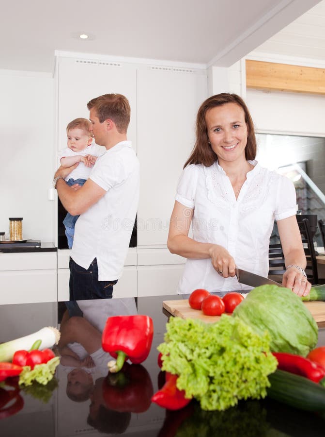 Mãe e filho na cozinha foto de stock. Imagem de vegetariano - 65173156