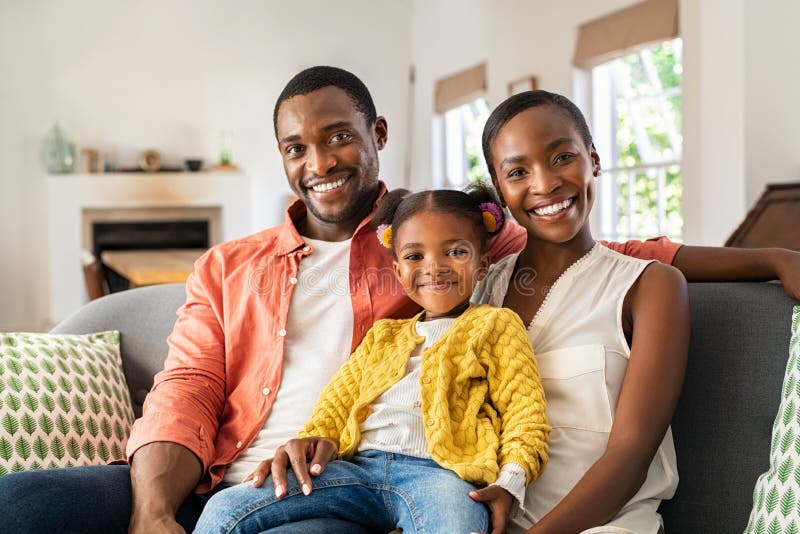 dois irmãos de uma família afro-americana. relaxe e jogue jogos online na  sala da casa. 9232115 Foto de stock no Vecteezy