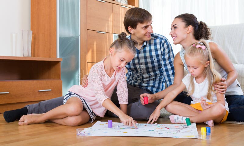 Pai Com a Menina Da Criança Na Música Do Jogo Do Natal No Piano Imagem de  Stock - Imagem de jogar, bonito: 134579623