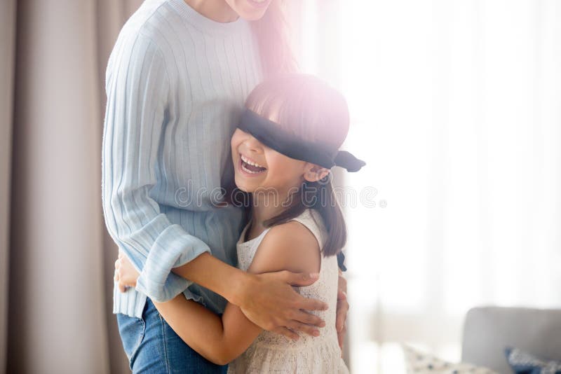 Pais De Travamento Da Menina De Olhos Vendados Que Jogam O Jogo Do  Esconde-esconde Foto de Stock - Imagem de amor, movimento: 143988726