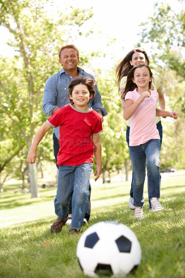 Pessoas De Idades Diferentes Jogando Futebol Imagem de Stock - Imagem de  avô, homem: 197909461