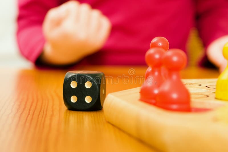 Crianças Menina Jogar Uma Sala Jogos Das Crianças Jogando Bola fotos,  imagens de © Shangarey #367943936