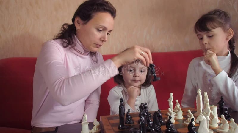 Menina que joga a xadrez filme. Vídeo de casa, placa - 83116430