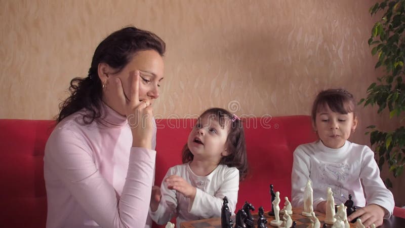 Menina que joga a xadrez filme. Vídeo de casa, placa - 83116430