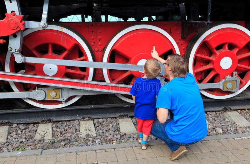 Os Pais Trazem a Criança Sentar-se Em Um Grande Trem Do Brinquedo Foto de  Stock Editorial - Imagem de porcelana, moderno: 62188673