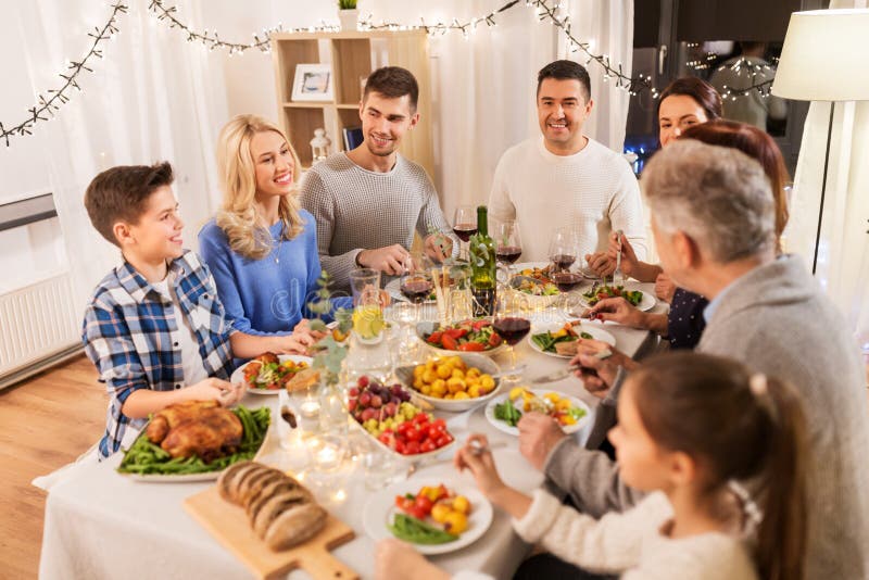 Fam?lia feliz que tem o partido de jantar em casa imagem de stock Fam?lia feliz que tem o partido de jantar em casa imagem de stock