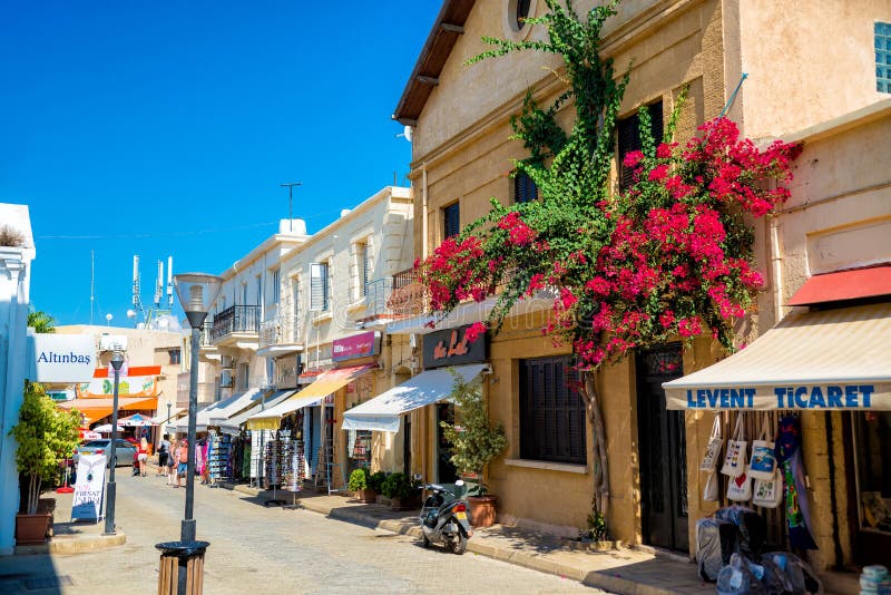 FAMAGUSTA, КИПР - 10-ОЕ ОКТЯБРЯ 2015: Прогулка людей через повесть стоковые фотографии rf FAMAGUSTA, КИПР - 10-ОЕ ОКТЯБРЯ 2015: Прогулка людей через повесть стоковые фотографии rf