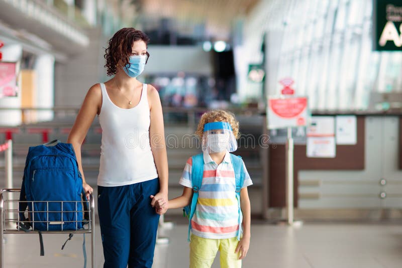 Famiglia in aeroporto mascherata. epidemia di virus