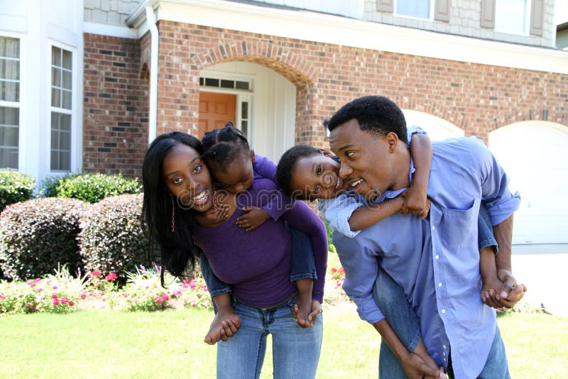 Famiglia afroamericana fotografia stock libera da diritti Famiglia afroamericana fotografia stock libera da diritti