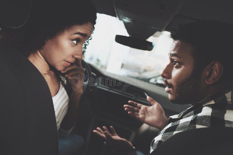 Famiglia afroamericana al concessionario auto La madre ed il padre stanno discutendo la nuova automobile fotografia stock libera da diritti Famiglia afroamericana al concessionario auto La madre ed il padre stanno discutendo la nuova automobile fotografia stock libera da diritti