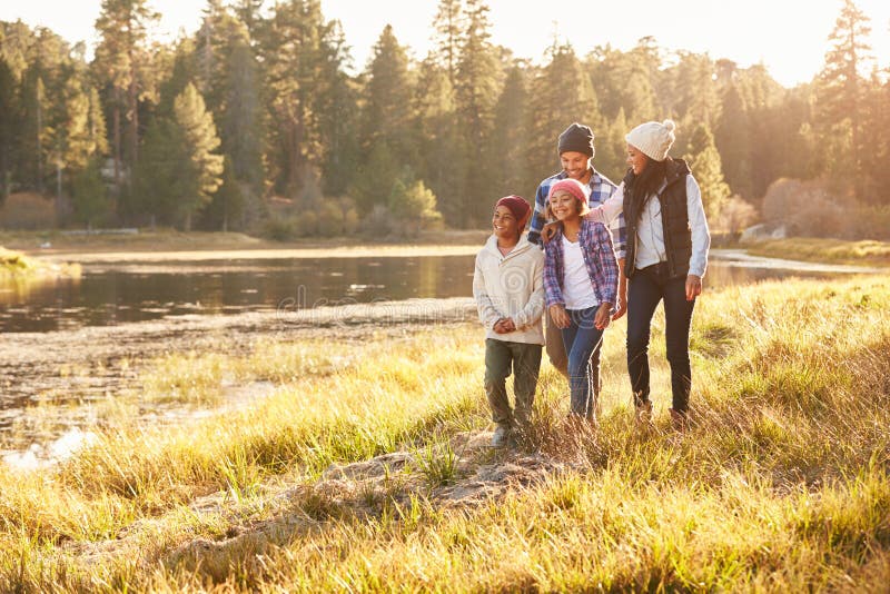 Famiglia afroamericana che cammina dal lago fotografie stock libere da diritti Famiglia afroamericana che cammina dal lago fotografie stock libere da diritti