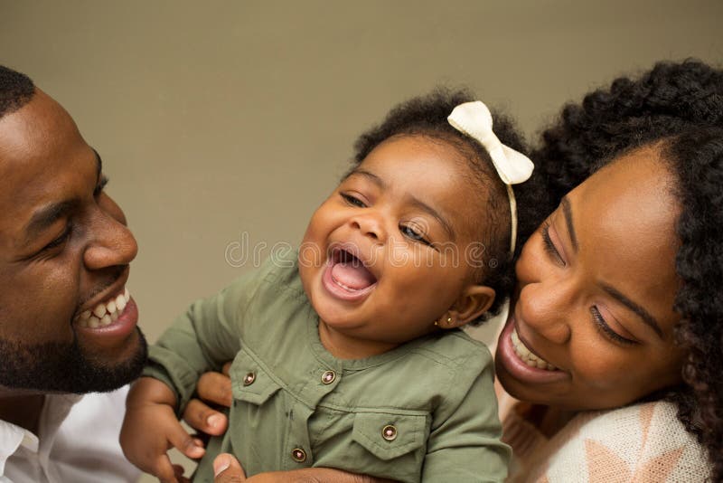 Famiglia afroamericana felice con il loro bambino