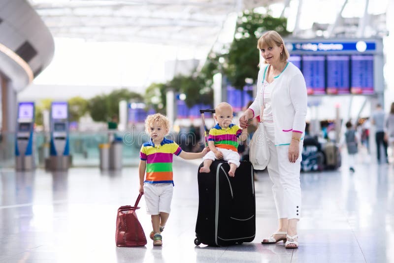 Famiglia all'aeroporto prima del volo fotografie stock libere da diritti Famiglia all'aeroporto prima del volo fotografie stock libere da diritti