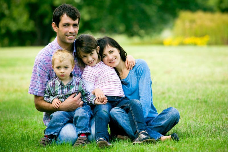 famiglia all'aperto che si siede immagine stock libera da diritti famiglia all'aperto che si siede immagine stock libera da diritti