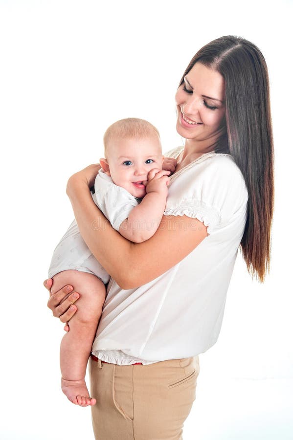 Famiglia allegra felice Madre e bambino che ridono e che abbracciano su w fotografia stock Famiglia allegra felice Madre e bambino che ridono e che abbracciano su w fotografia stock