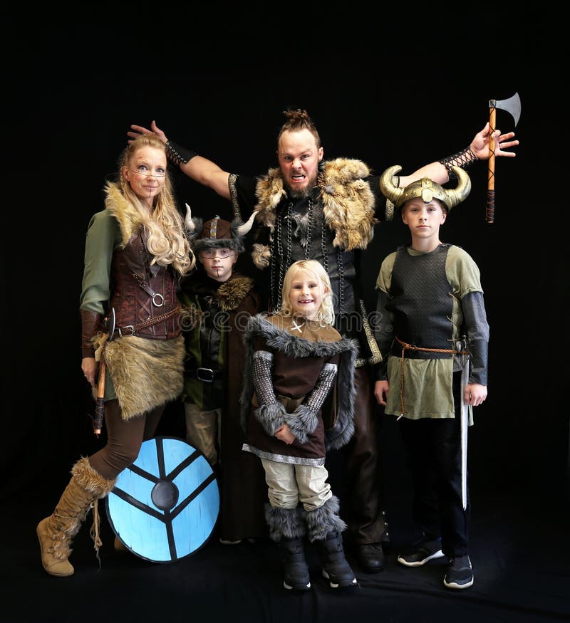 Famiglia americana vestita in costumi nordici di visto per Halloween fotografie stock
