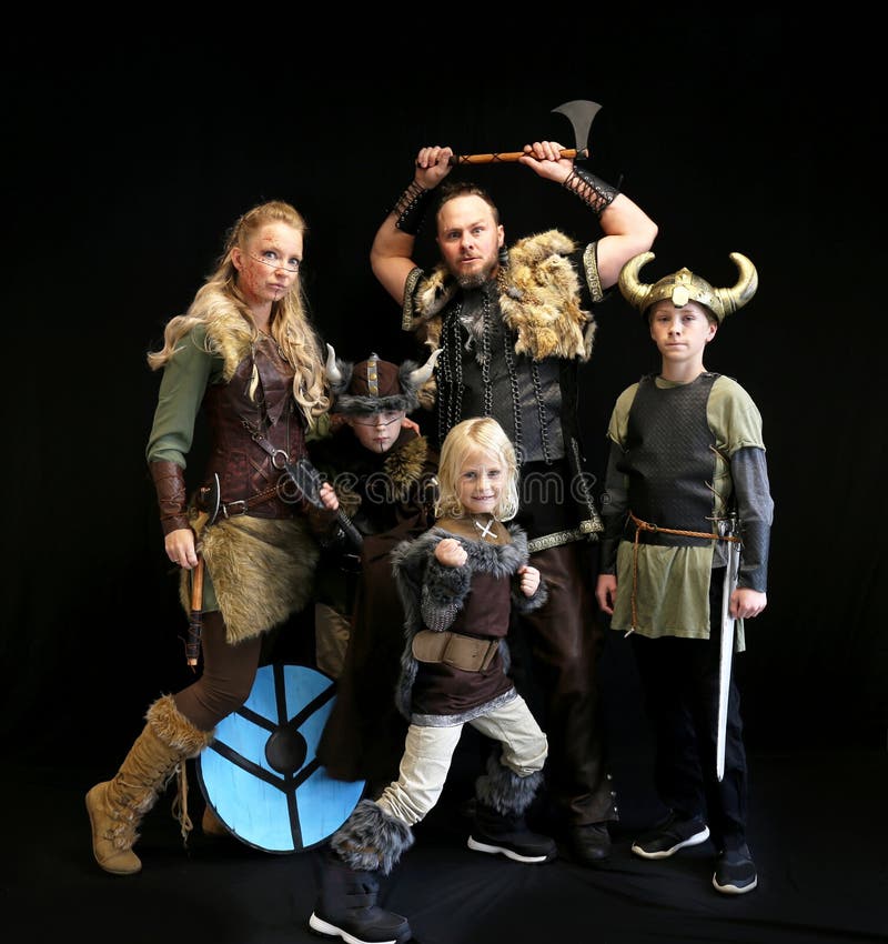 Famiglia americana vestita in costumi nordici di visto per Halloween fotografie stock