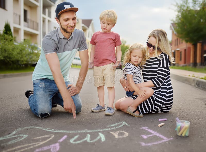 Famiglia amichevole felice con due bambini che camminano di estate La parola immagini stock libere da diritti Famiglia amichevole felice con due bambini che camminano di estate La parola immagini stock libere da diritti
