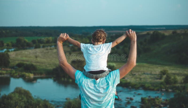 Famiglia amorosa Generi ed il suo neonato del figlio che gioca e che abbraccia all'aperto Papà e figlio felici all'aperto Concett fotografia stock Famiglia amorosa Generi ed il suo neonato del figlio che gioca e che abbraccia all'aperto Papà e figlio felici all'aperto Concett fotografia stock